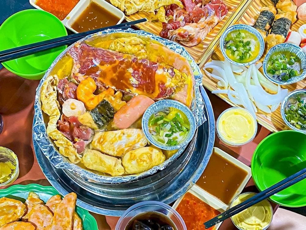 If you’re in the mood for an unforgettable dining experience with sizzling grills and steaming hotpots, Gam Cau Street should be at the top of your list